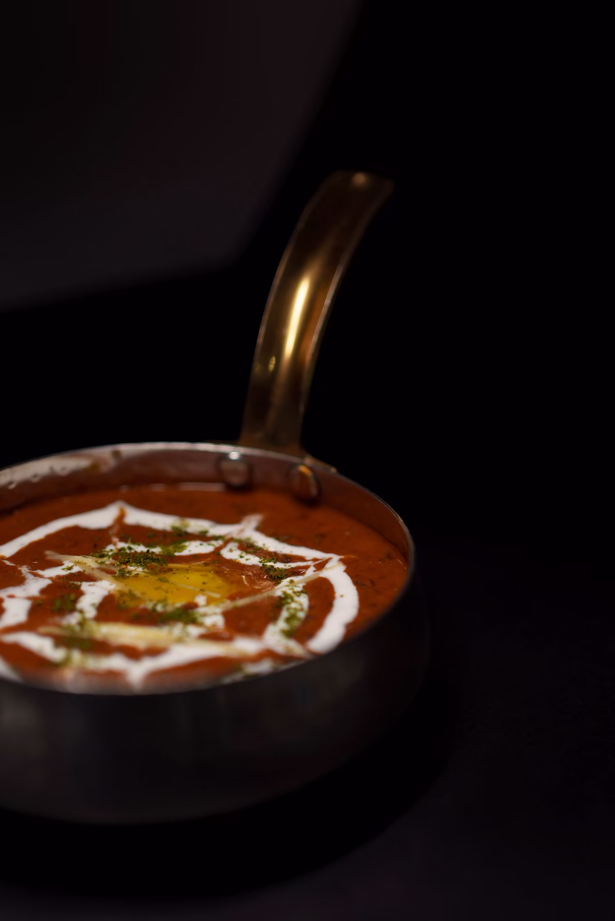 Dal makhani v mosazné misce na tmavém pozadí, fotografie, avif