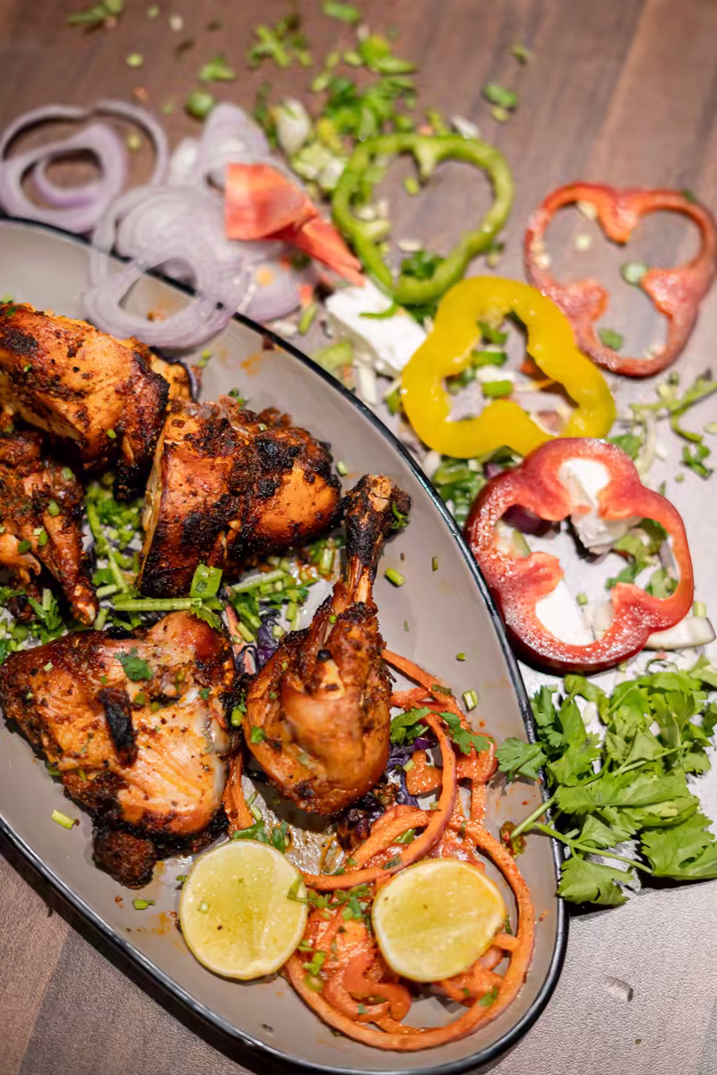Podnos tandoori kuřete se zeleninou a citronem, fotografie, avif