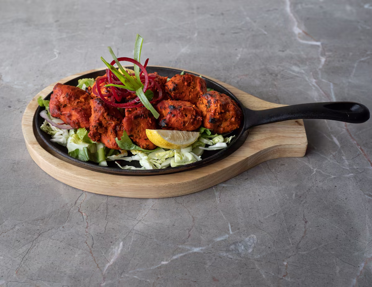 Tandoori kuře na rozpáleném litinovém podnosu, fotografie, avif